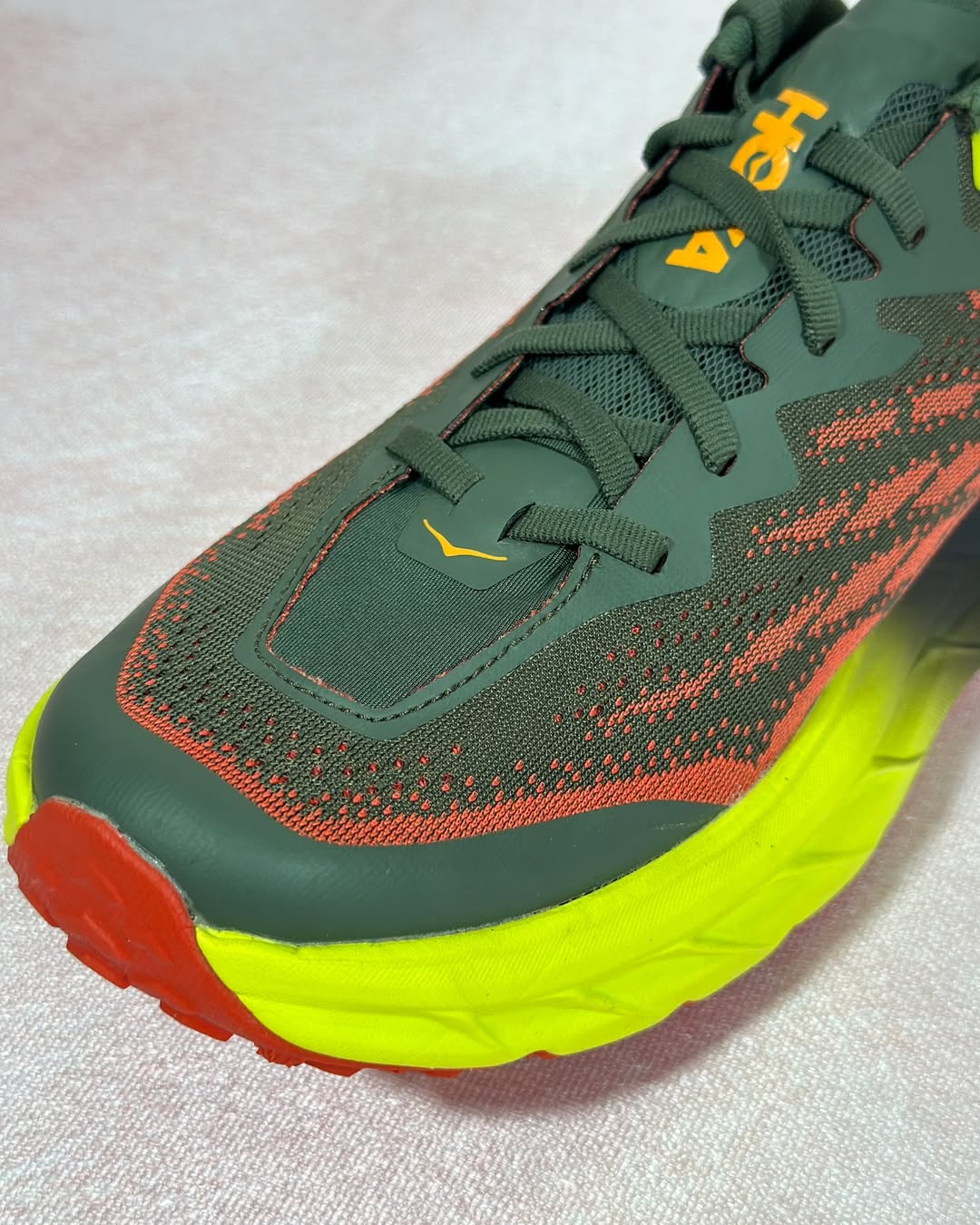کفش هوکا اسپیدگوت – نمای بالا با قالب پهن و رویه مش تنفسی در رنگ سبز لجنی