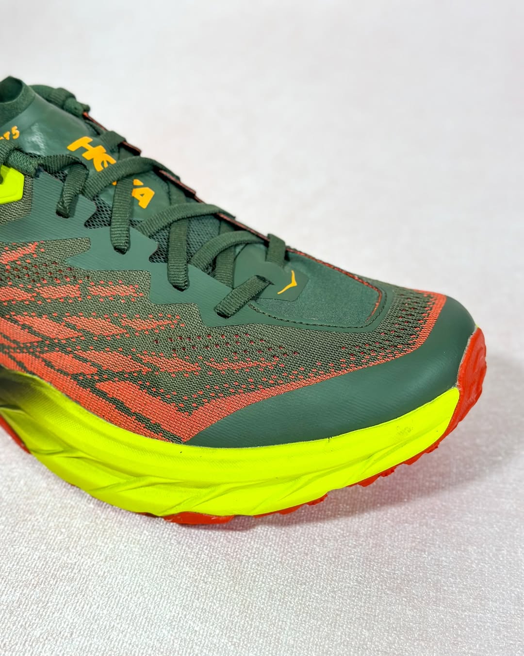کفش هوکا اسپیدگوت اورجینال – نمای کناری راست در رنگ سبز لجنی مناسب دویدن مسیر