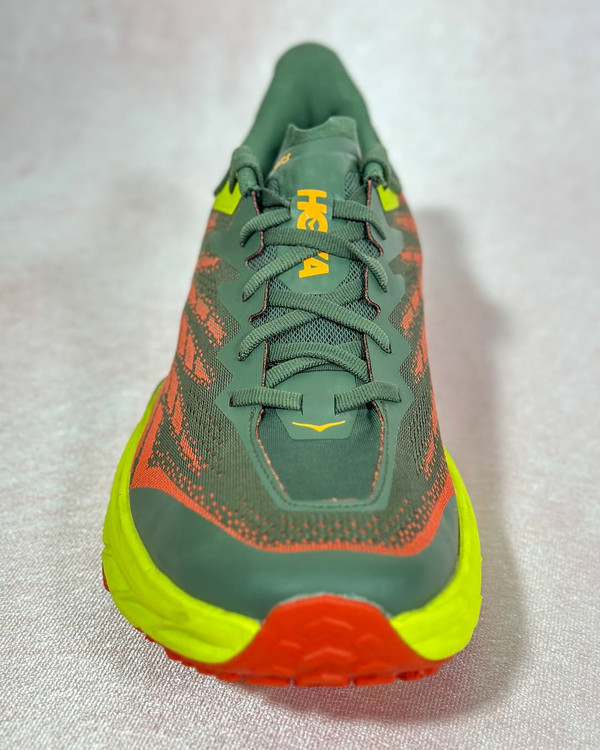 کفش هوکا اسپیدگوت مردانه – نمای جلو در رنگ سبز لجنی با طراحی مقاوم