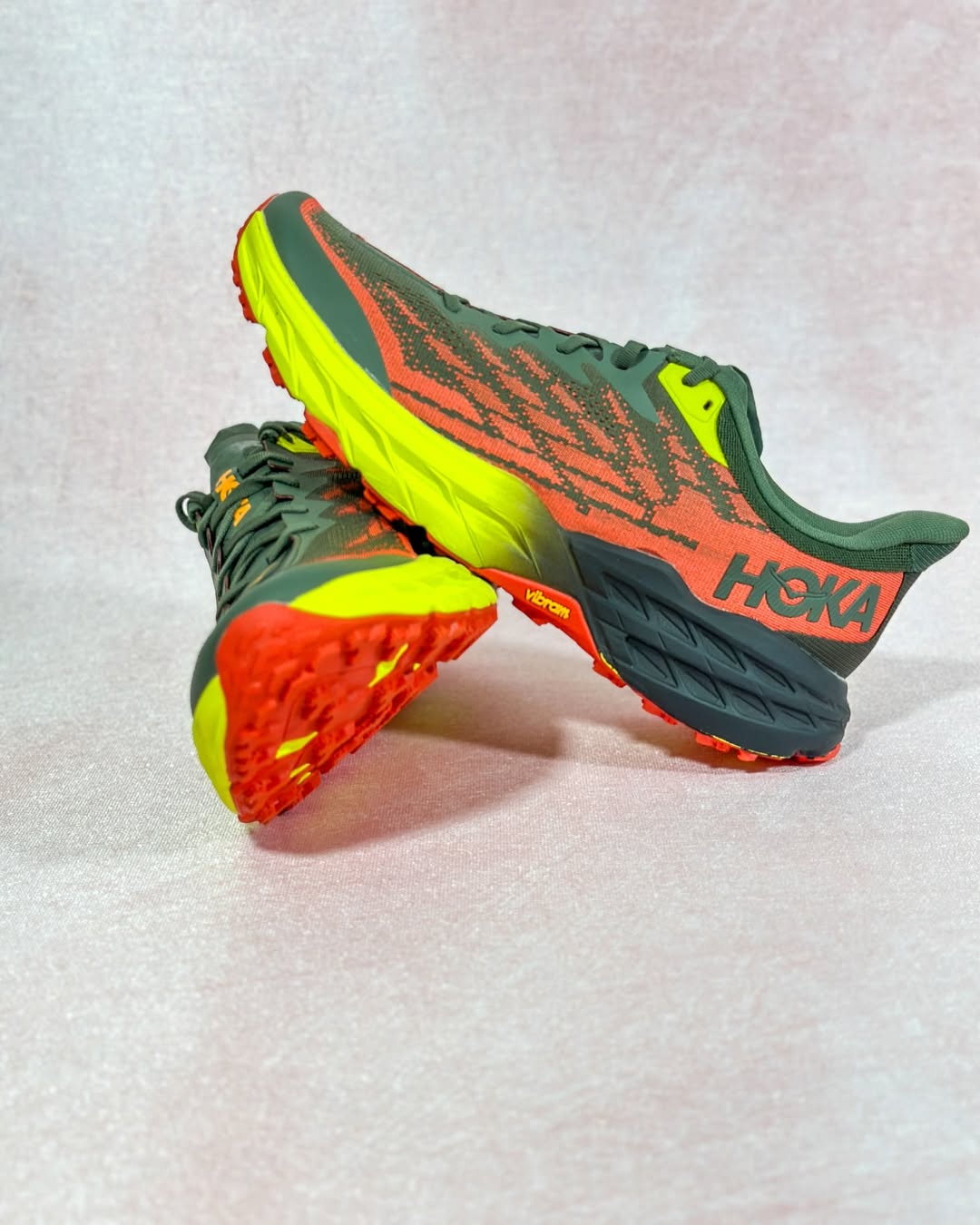 کفش هوکا اسپیدگوت – نمای خارجی با زیره مقاوم و سبک در رنگ سبز لجنی