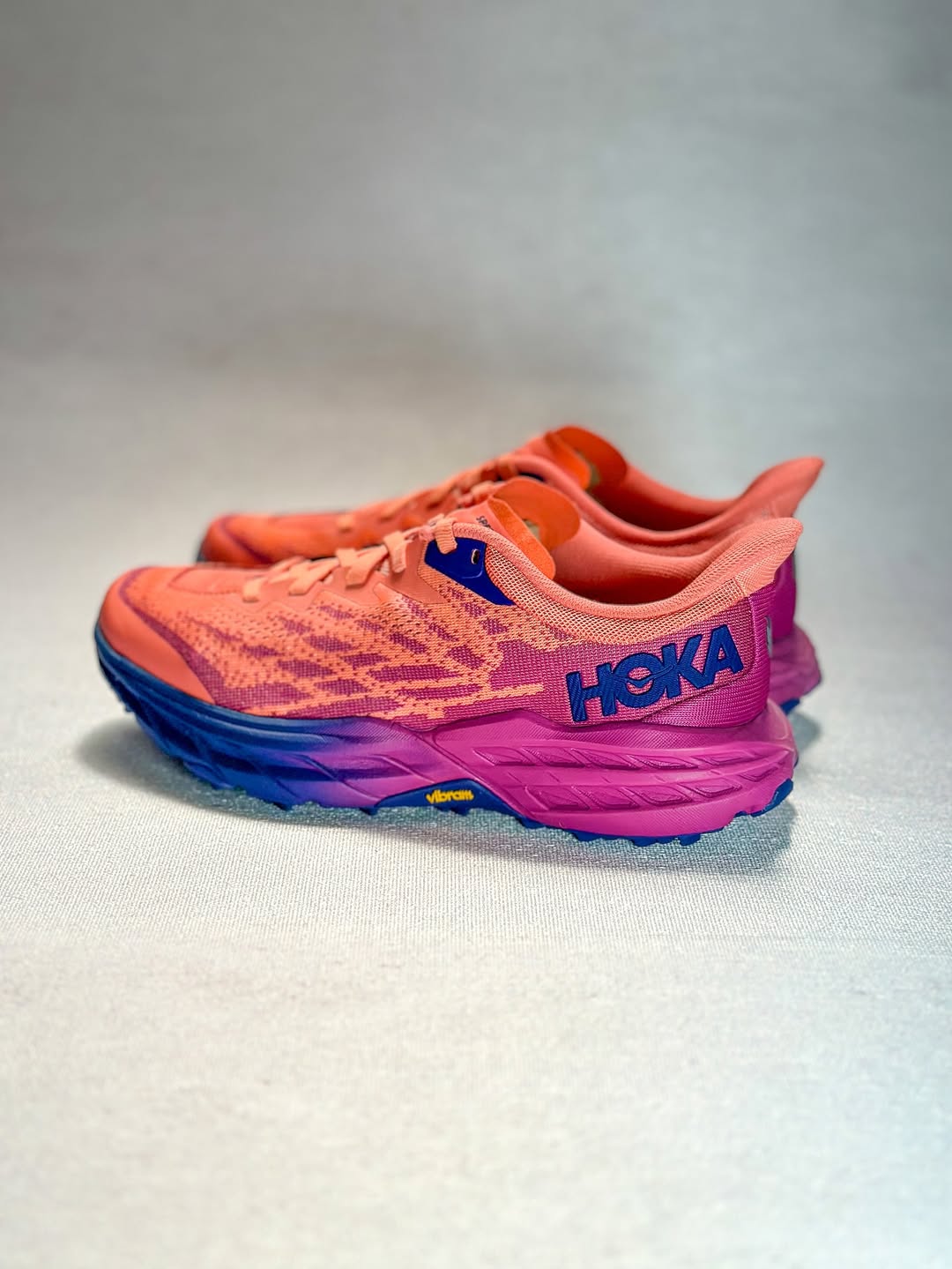 کفش هوکا اسپیدگوت اصل – نمای کناری چپ در رنگ صورتی بنفش با زیره ویبرام