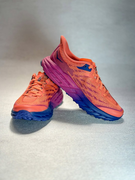 کفش هوکا اسپیدگوت – نمای سهربع چپ در رنگ صورتی بنفش با طراحی مقاوم و سبک