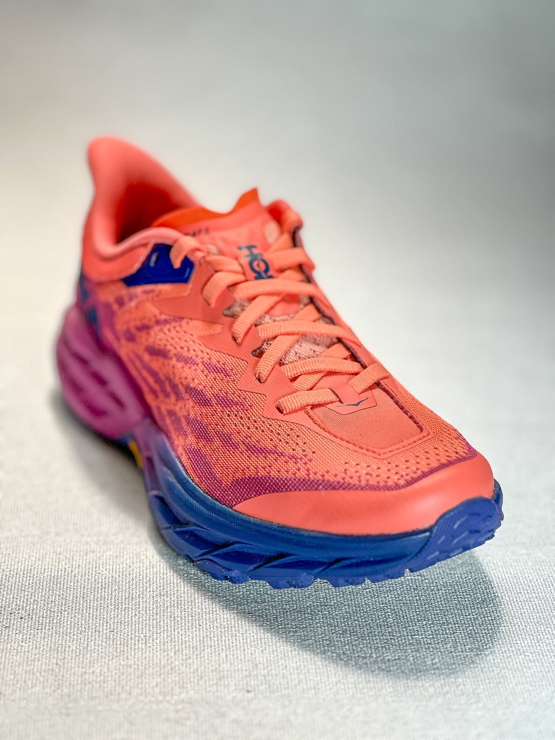 کفش هوکا اسپیدگوت – نمای بالا با قالب پهن و رویه مش تنفسی در رنگ صورتی بنفش