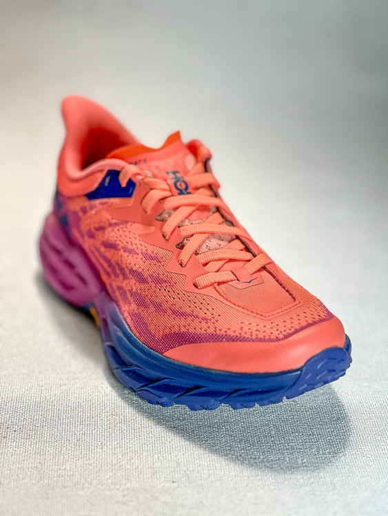 کفش هوکا اسپیدگوت – نمای بالا با قالب پهن و رویه مش تنفسی در رنگ صورتی بنفش