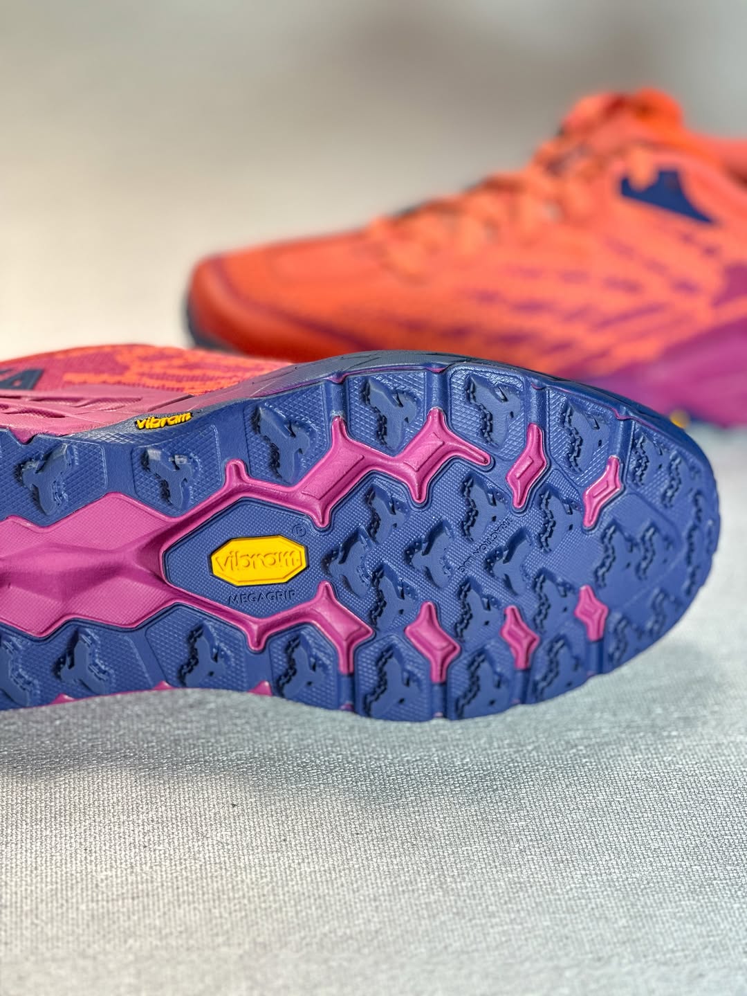 زیره کفش هوکا اسپیدگوت – لاستیک ویبرام با شیارهای ضدلغزش در رنگ صورتی بنفش