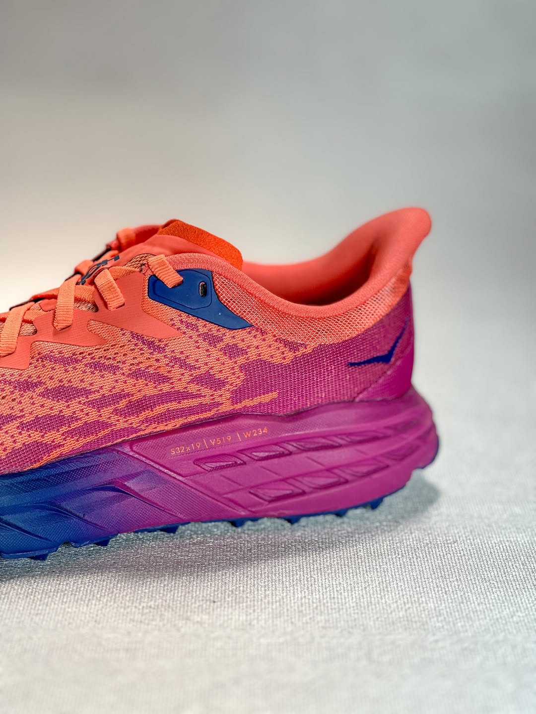 کفش هوکا اسپیدگوت – نمای پشت در رنگ صورتی بنفش با پاشنه نرم و پایدار