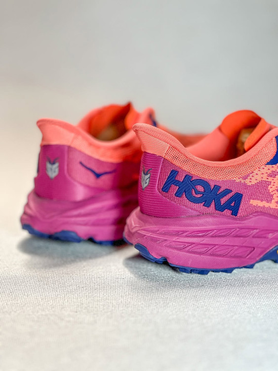 کفش هوکا اسپیدگوت – نمای خارجی با زیره مقاوم و سبک در رنگ صورتی بنفش