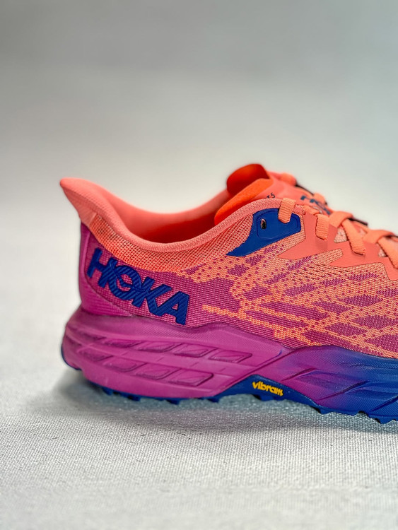 کفش هوکا اسپیدگوت – نمای پشت در رنگ صورتی بنفش با پاشنه نرم و پایدار